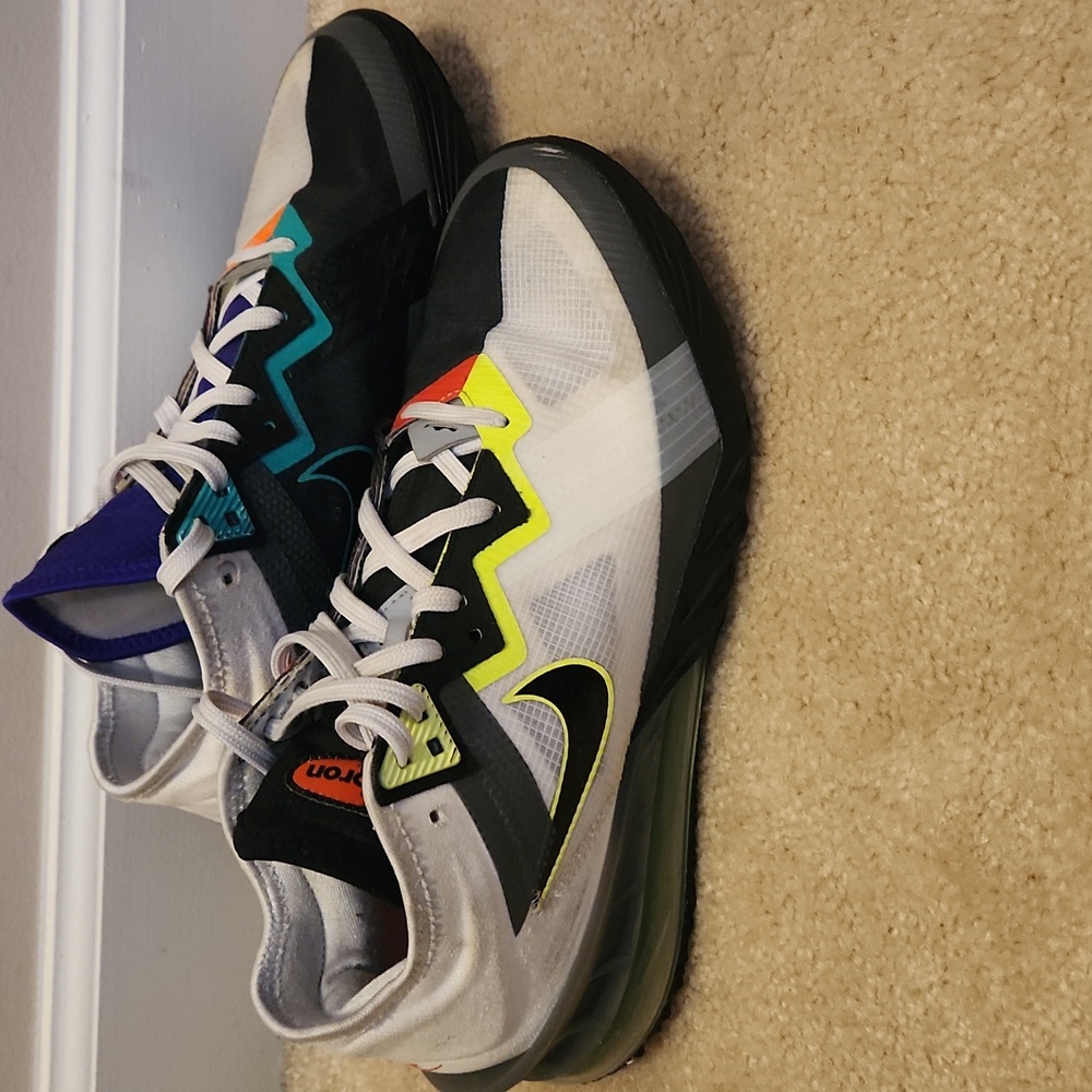 Nike Lebron 18 Low Men's Size 9 Shoes